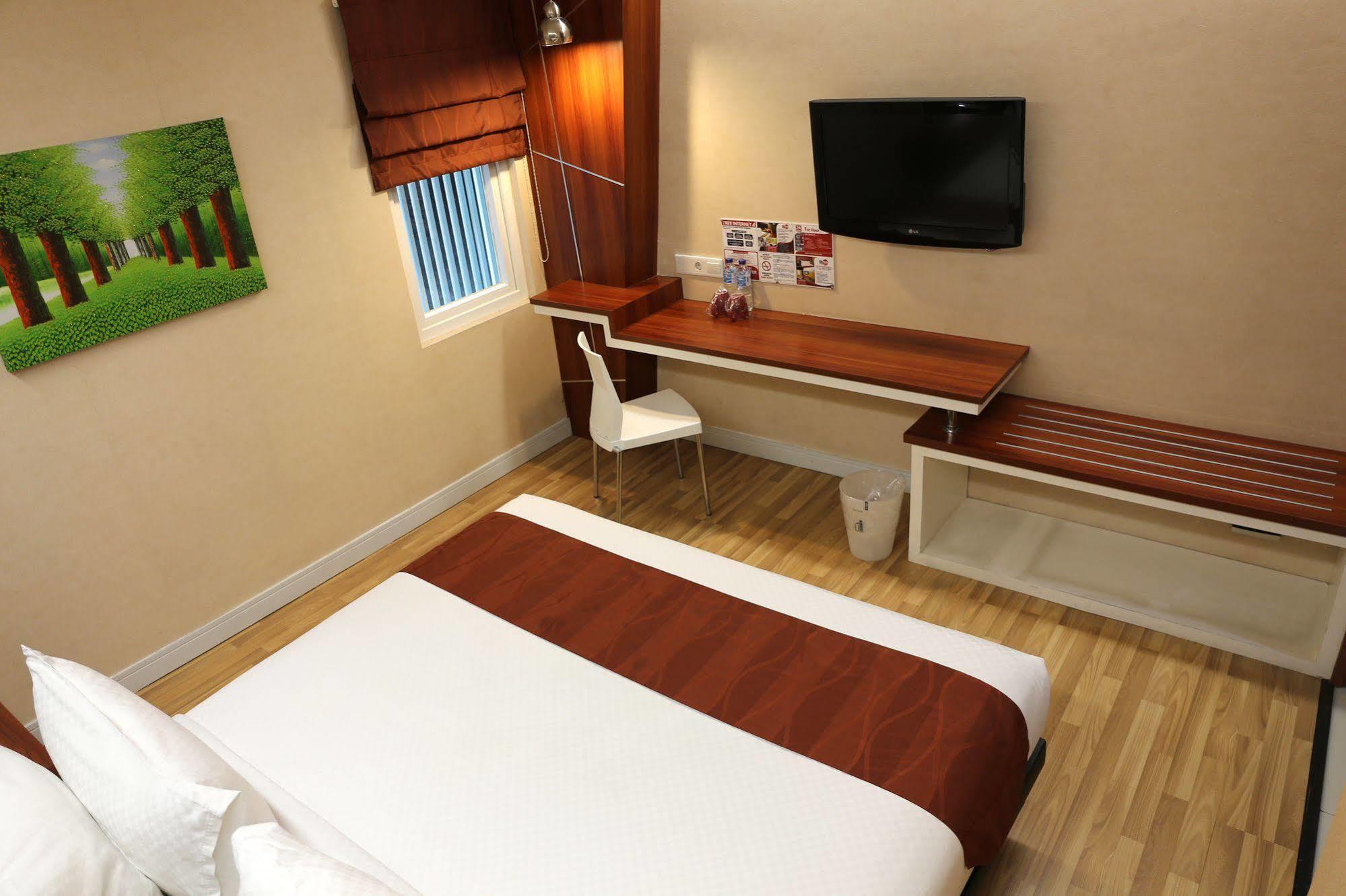 Citihub Hotel Yogyakarta Exterior foto
